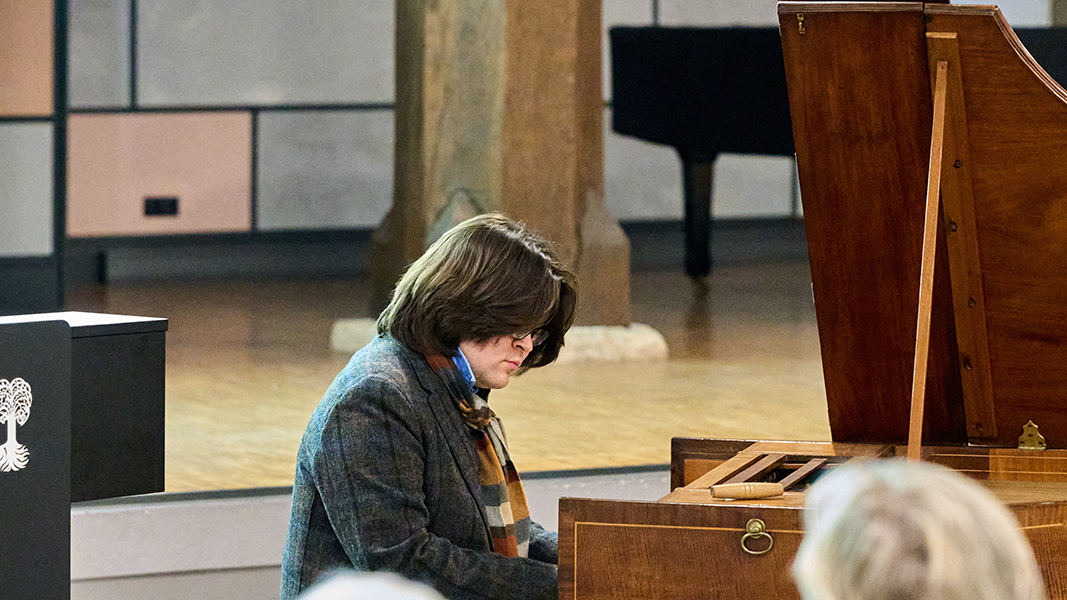 Virtuose Anders Musken an einem historischen Tasteninstrument