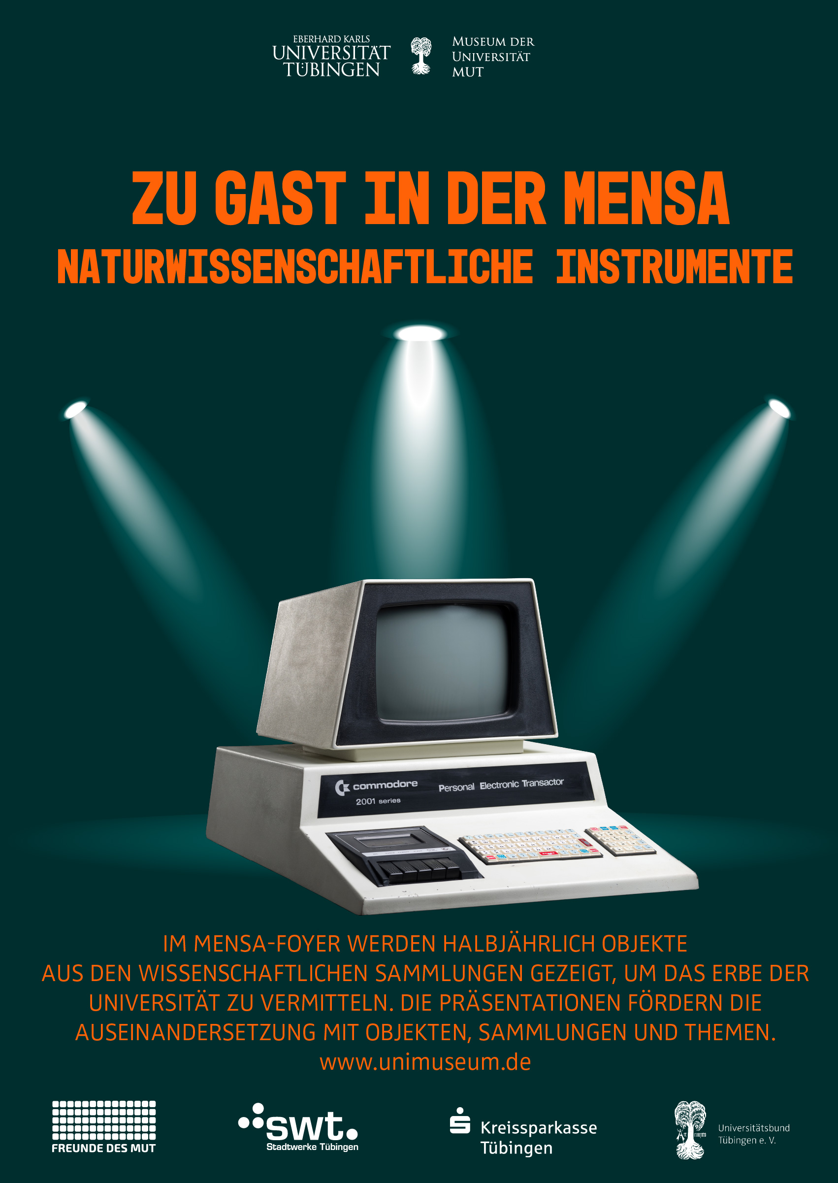 Historischer Commodore aus der 2001 series im Licht dreier Scheinwerfer mit dem Schriftzug "Zu Gast in der Mensa"/"Naturwissenschaftliche Geräte"