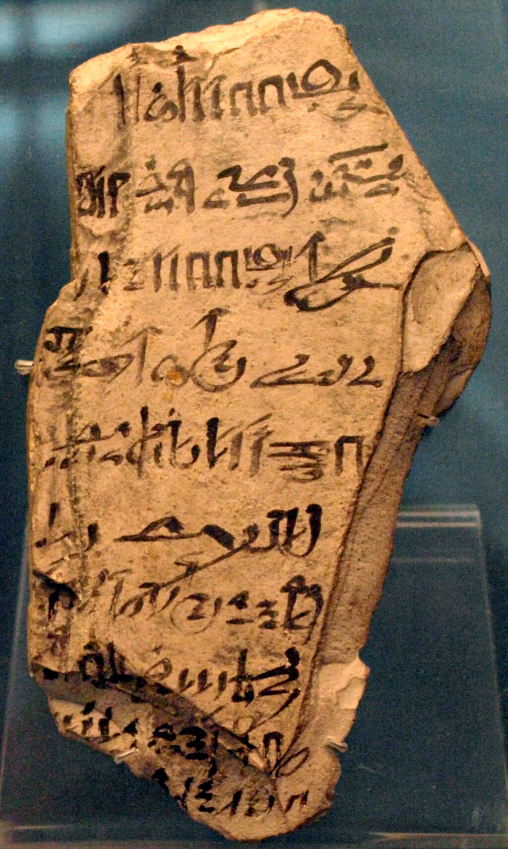 Ein hieratisches Ostracon, das Beamte erwähnt, die während der Zeit der 21. Dynastie, etwa 1070–945 v. Chr., mit der Inspektion und Räumung von Gräbern befasst waren. Ursprünglich aus Theben. EA 51842