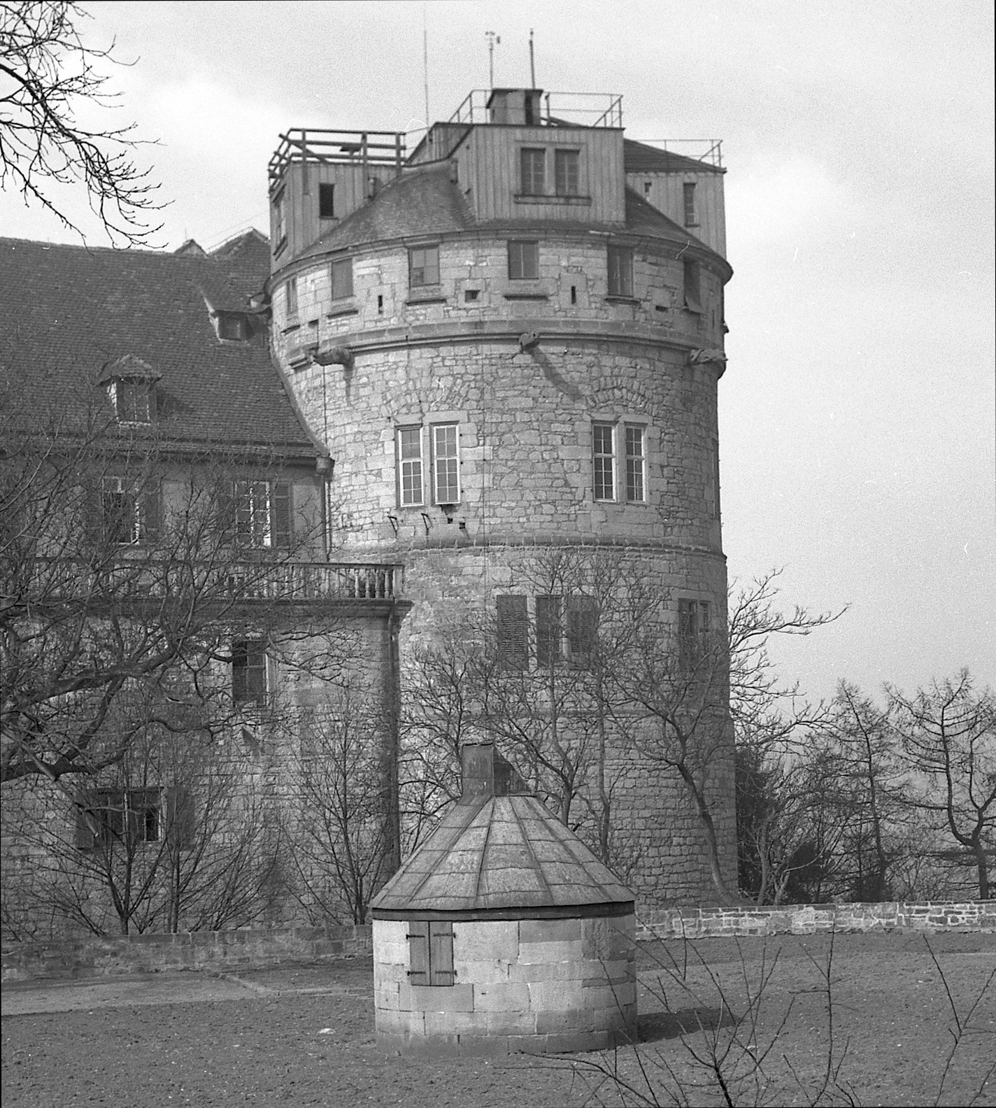 Schwarz-Weiß-Foto der Ostbastion von Schloss Hohentübingen mit dem Nordostturm im Hintergrund und der runden, unscheinbaren Sternwarte auf dem Rasen im Vordergrund